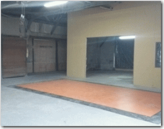 がらんとした広い倉庫兼店舗の写真