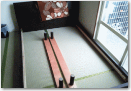 通常のベッドは分解して運搬、搬入して組み立てます